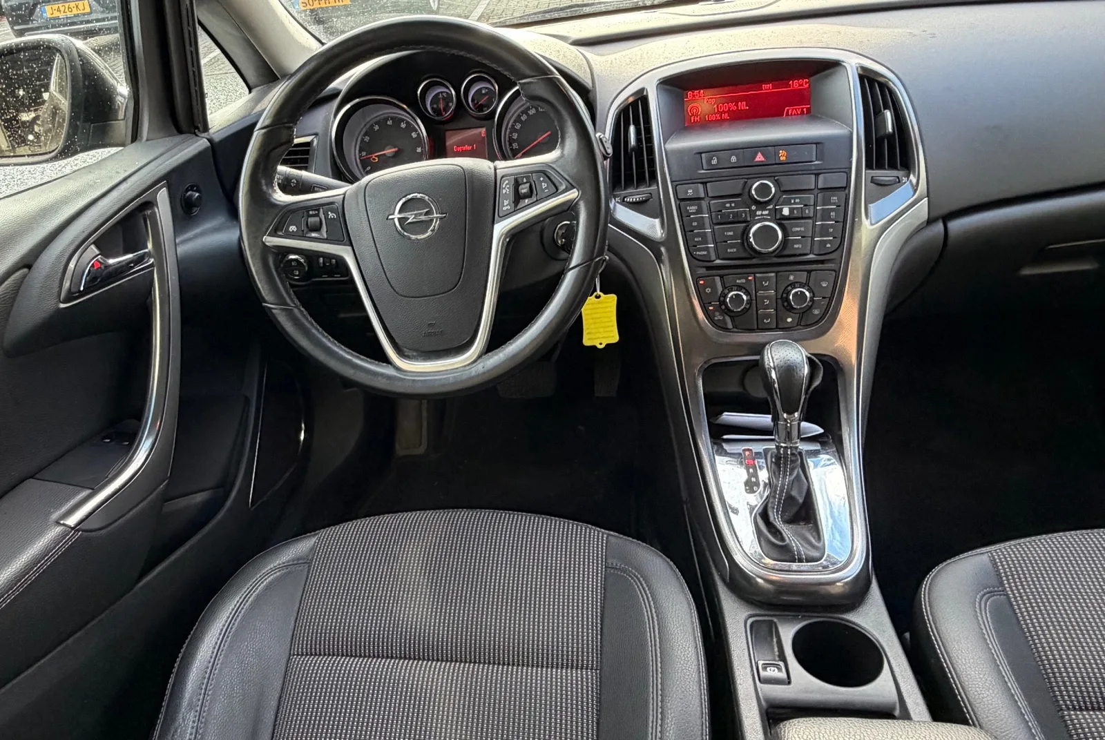 Opel Astra (2010) — foto 1