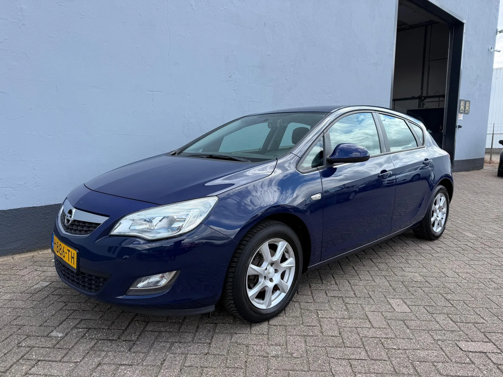 Opel Astra (2010) — foto 1