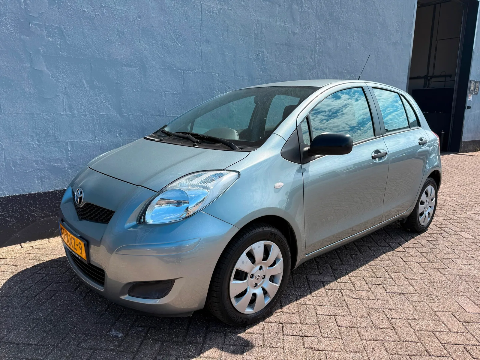 Toyota Yaris (2010) — foto 1