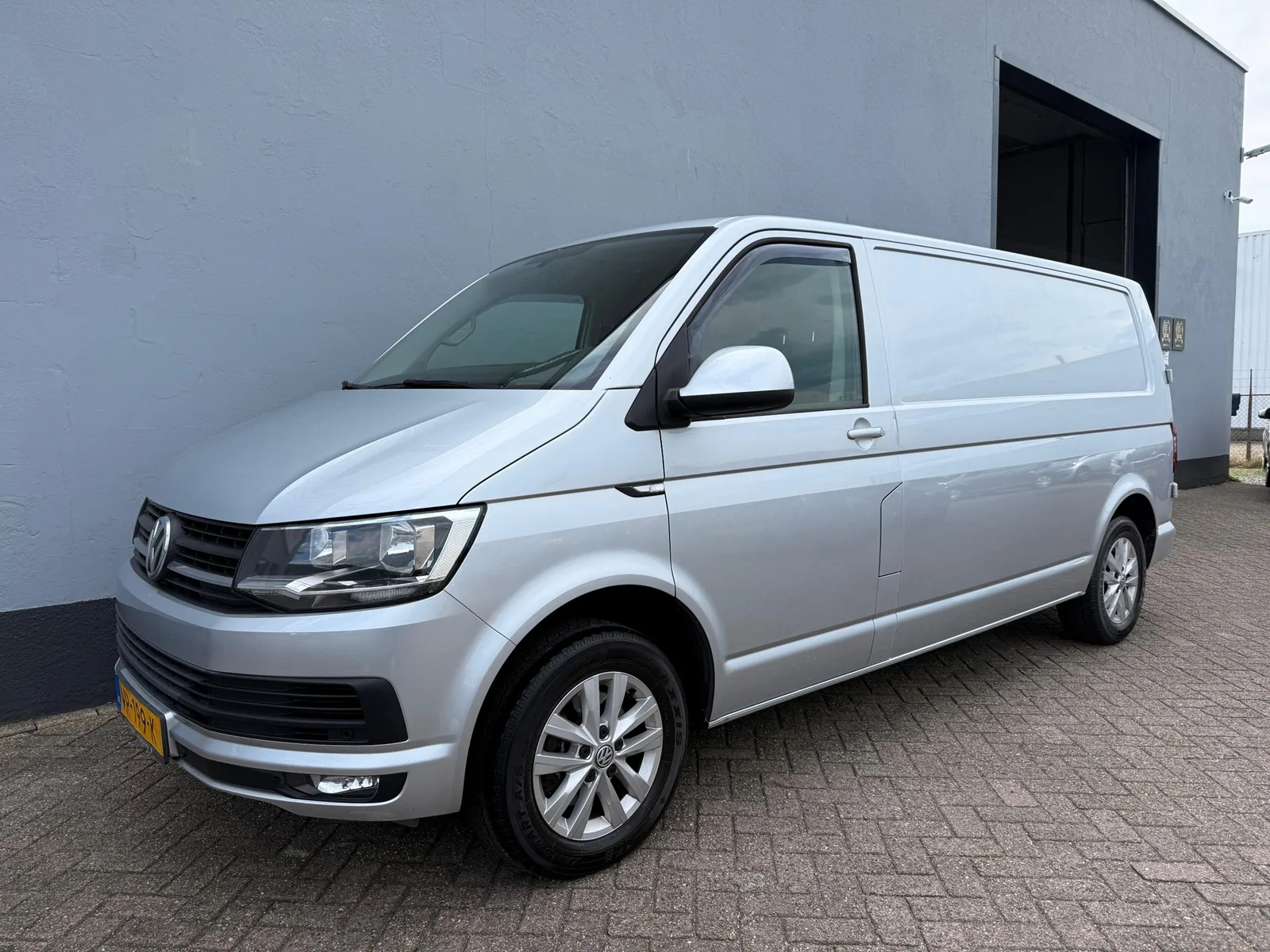Volkswagen Transporter (2015) — foto 1