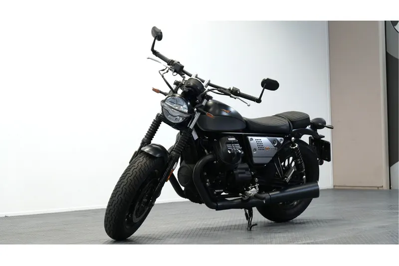 Moto Guzzi V9 Bobber (2023)