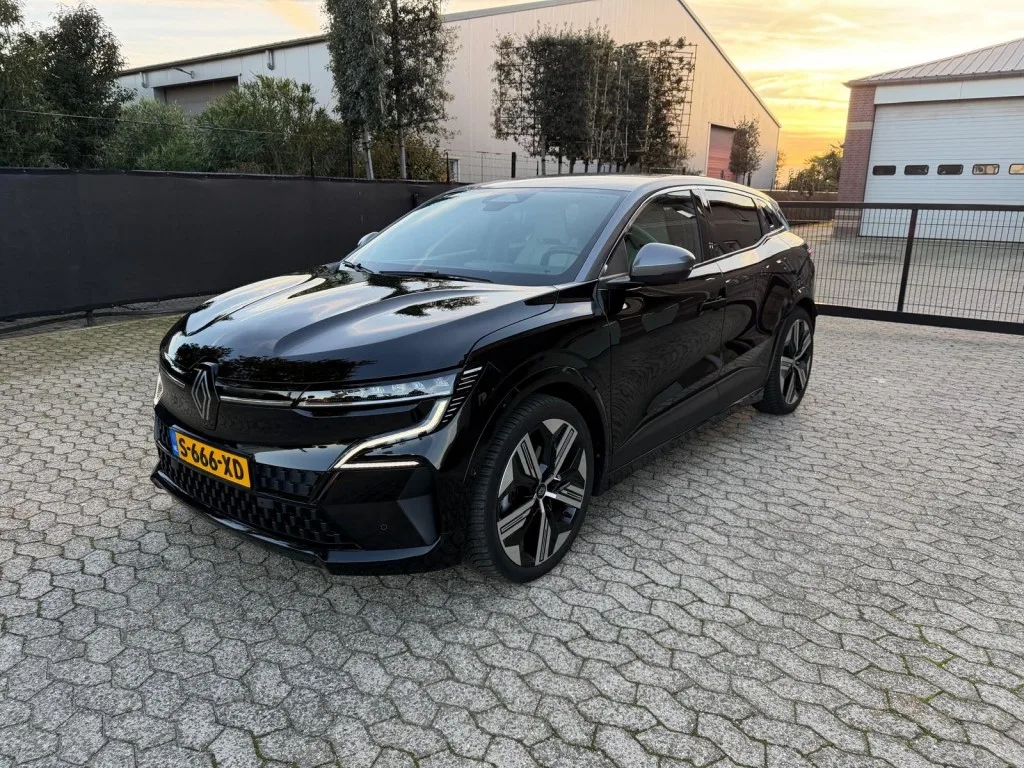 Renault Mégane E-Tech (2023) — foto 1