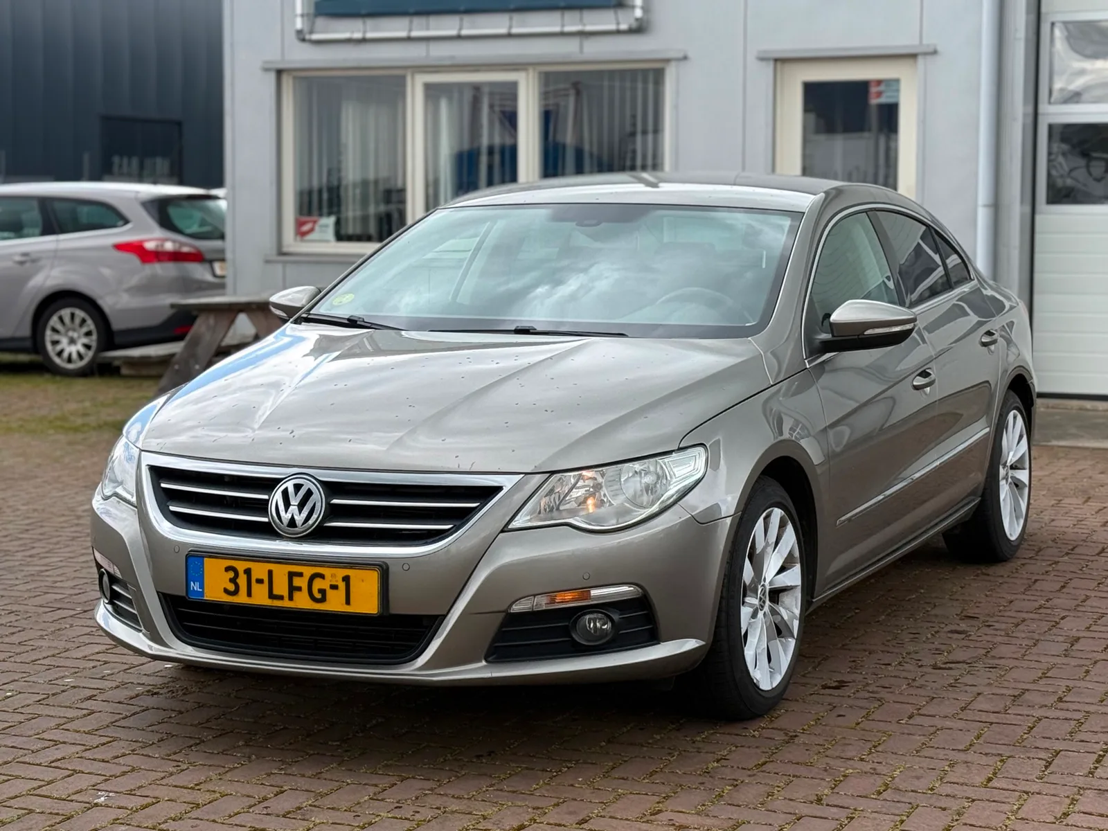 Volkswagen Passat (2010) — foto 1