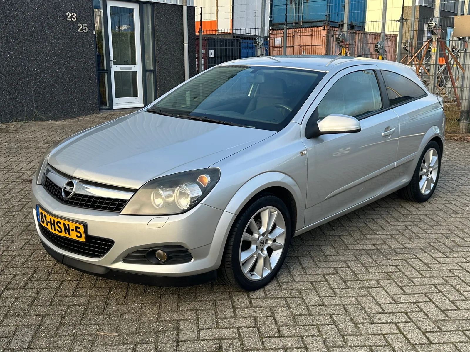 Opel Astra GTC (2009) — foto 1