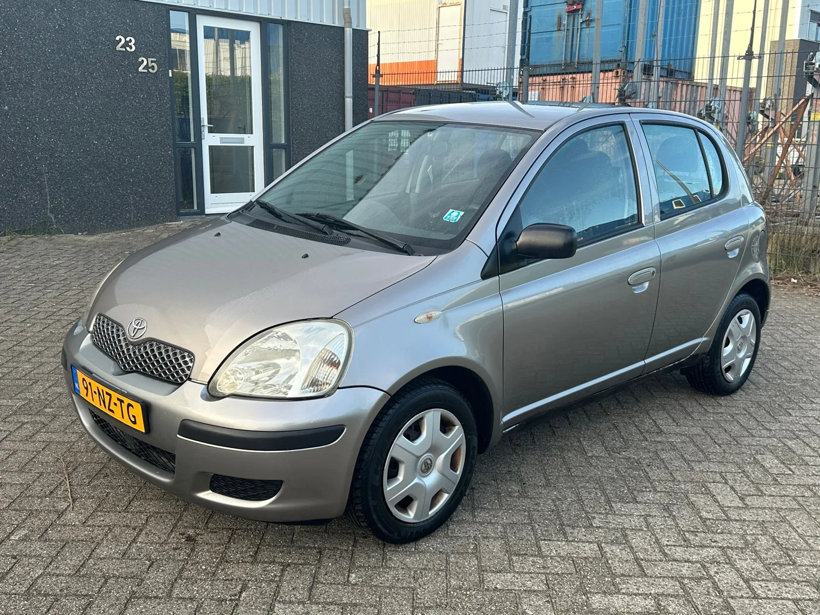Toyota Yaris (2004) — foto 1