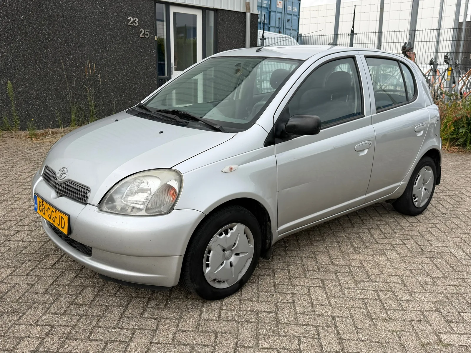 Toyota Yaris (2000) — foto 1