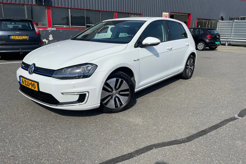 Volkswagen E-Golf (2015)
