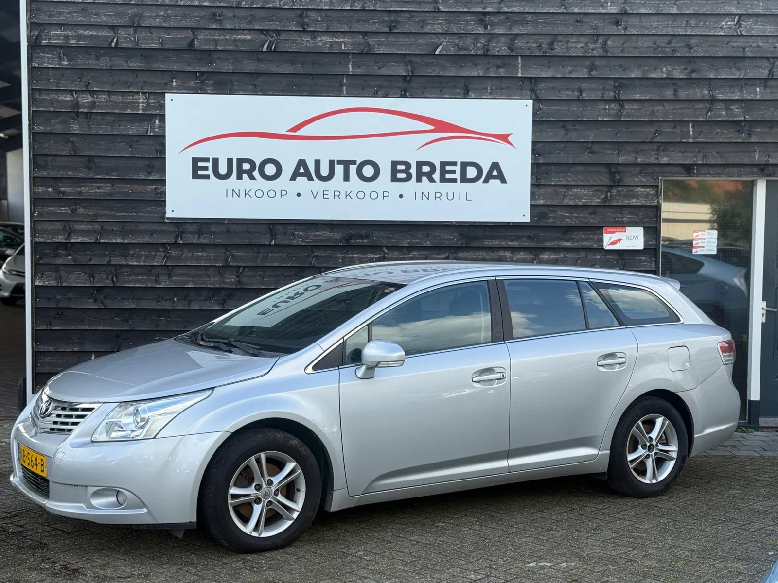 Toyota Avensis (2010) — foto 1