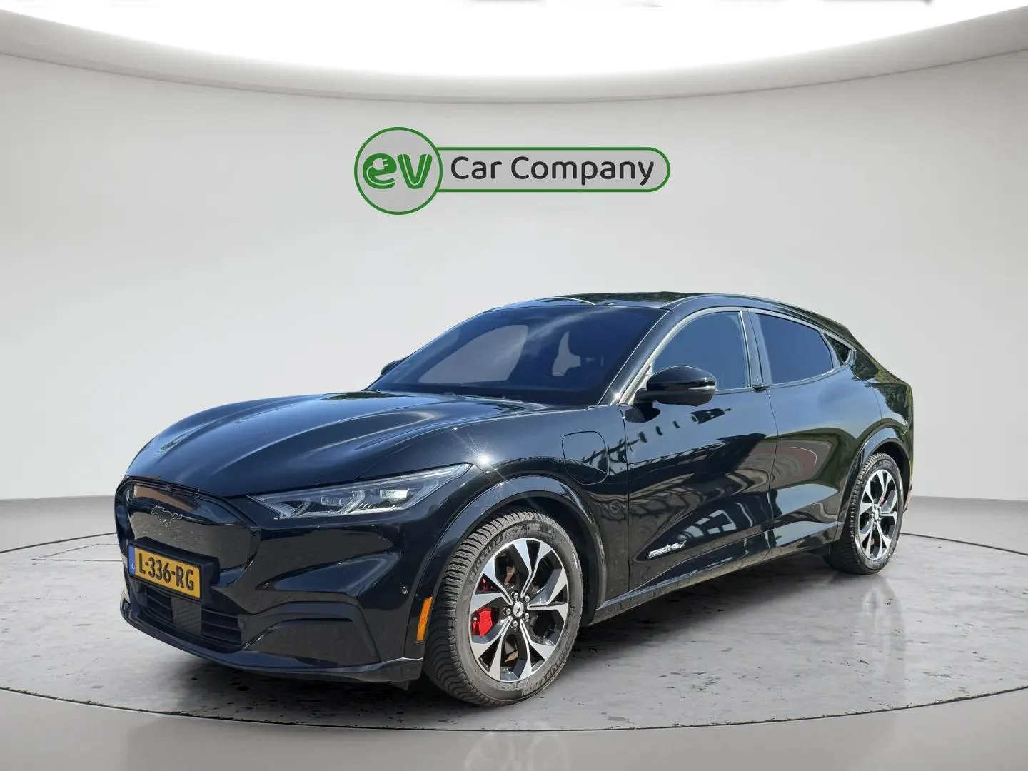 Ford Mustang Mach-E (2021) — foto 1