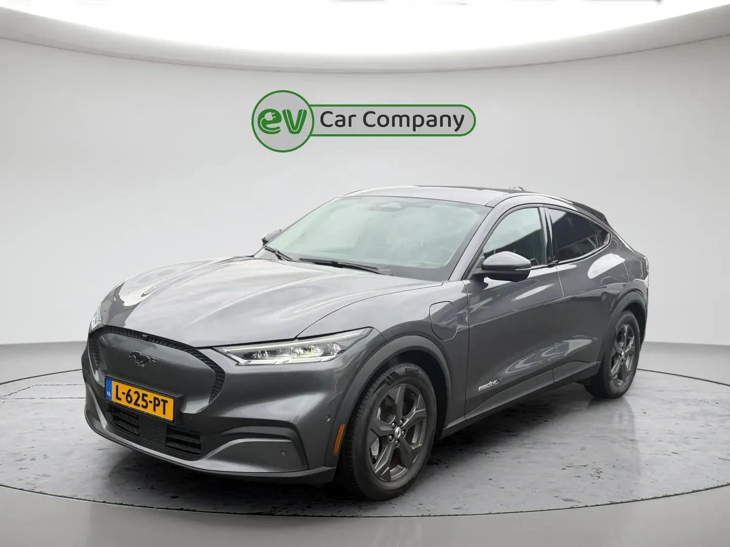 Ford Mustang Mach-E (2021) — foto 1