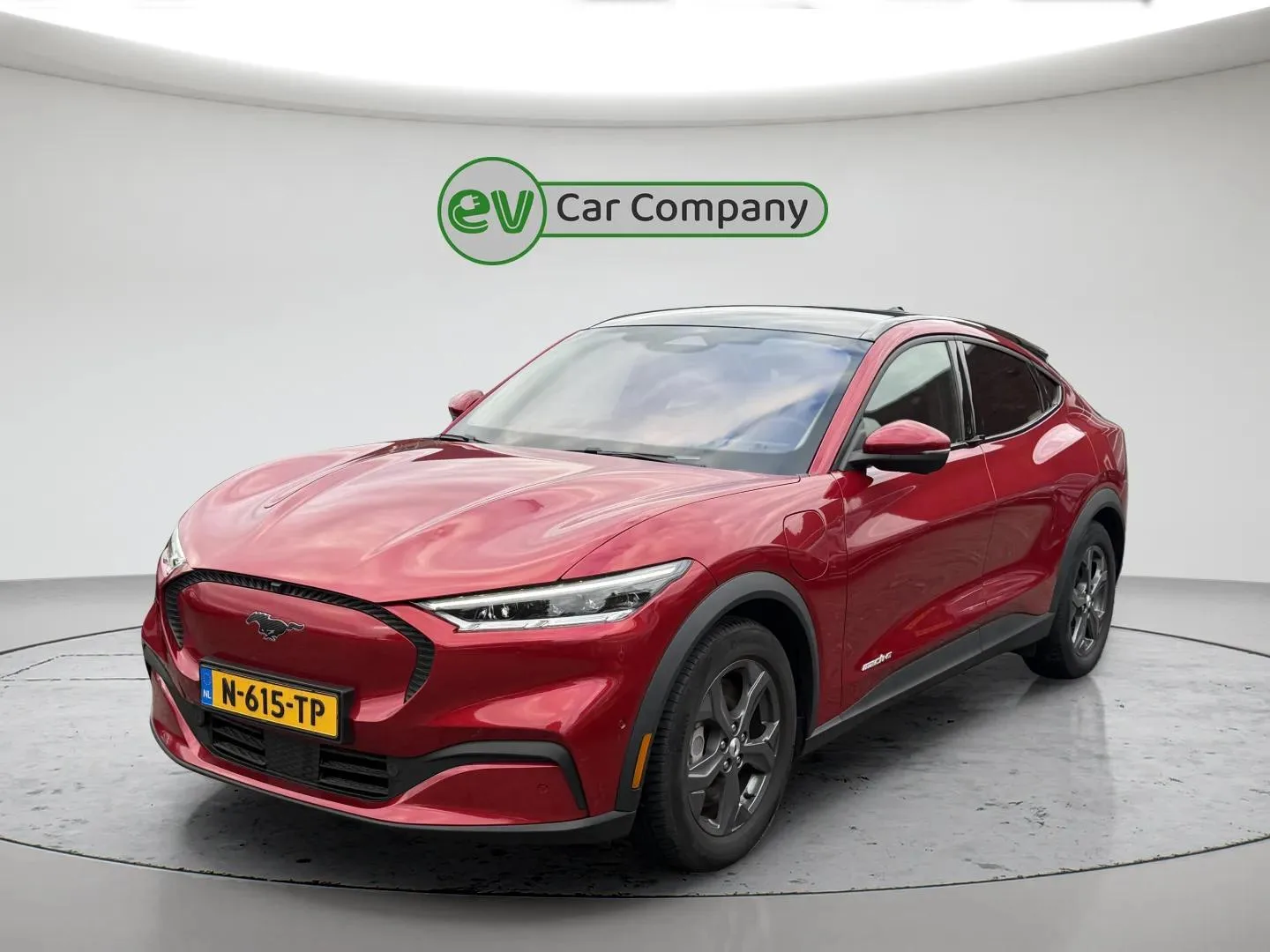 Ford Mustang Mach-E (2021) — foto 1