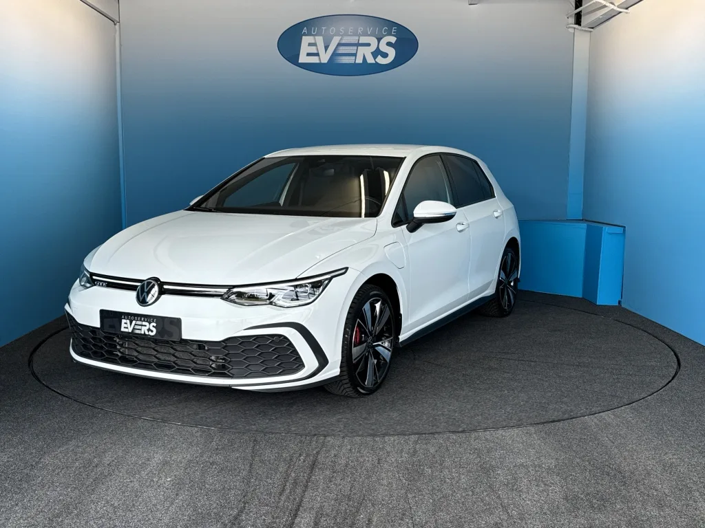 Volkswagen Golf (2021) — foto 1