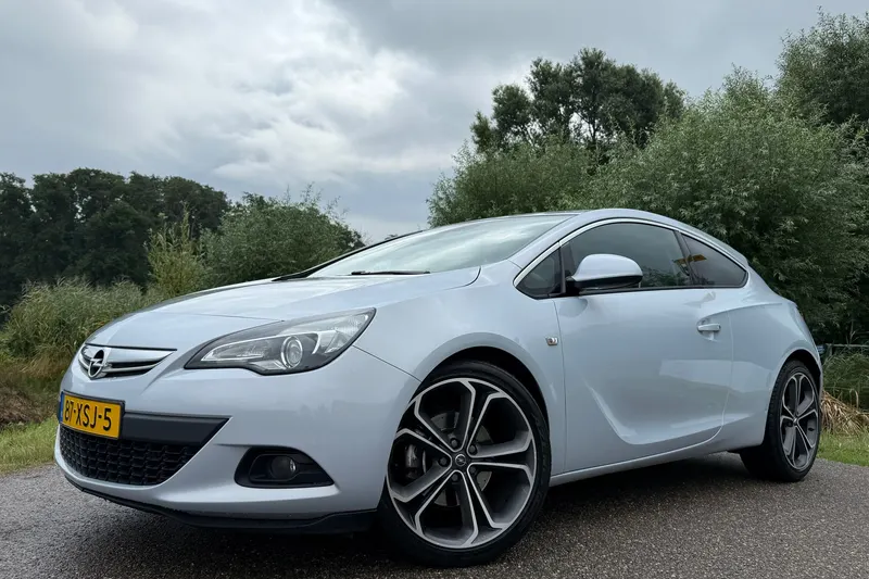 Opel Astra GTC (2012)