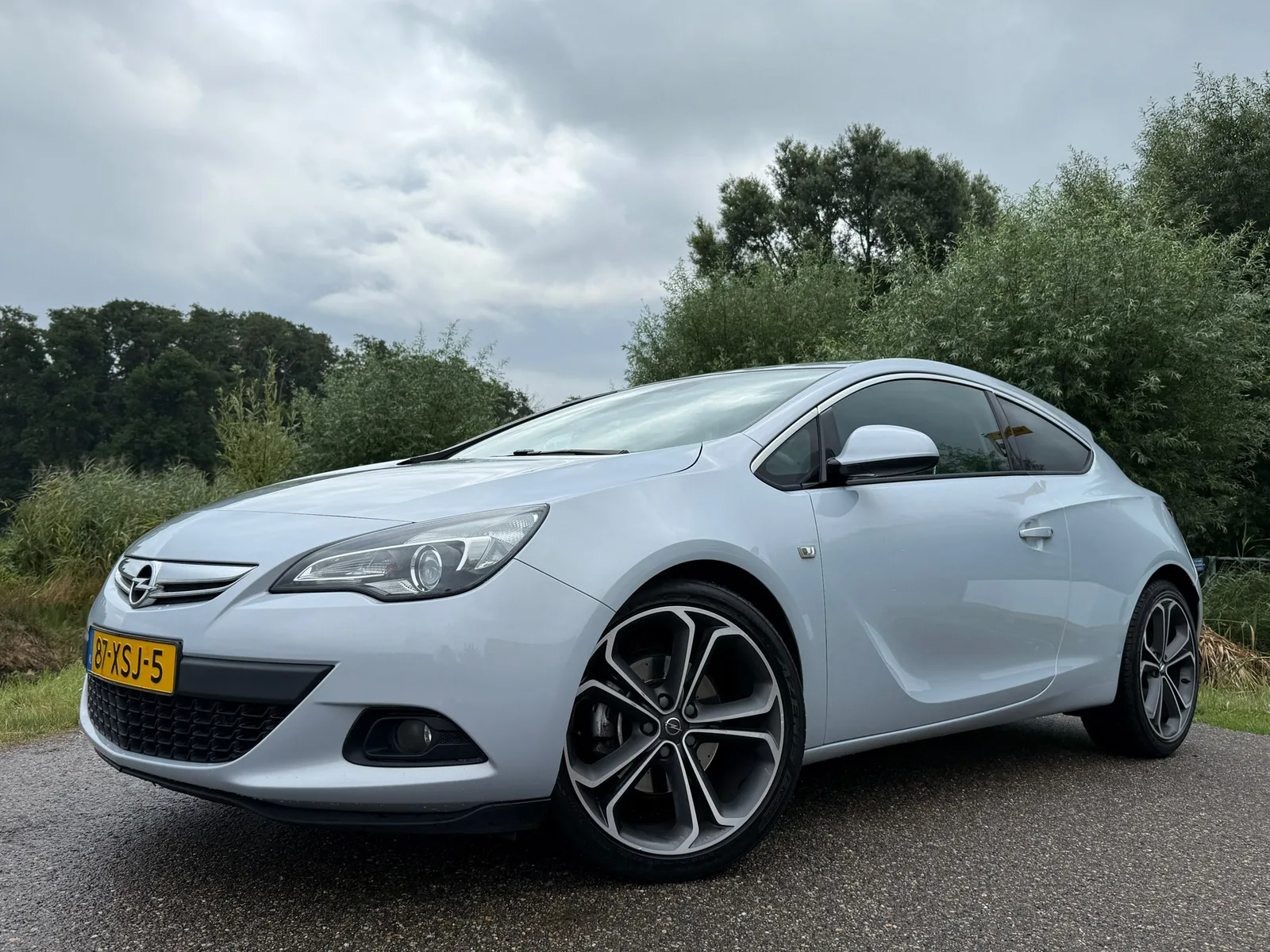 Opel Astra GTC (2012) — foto 1