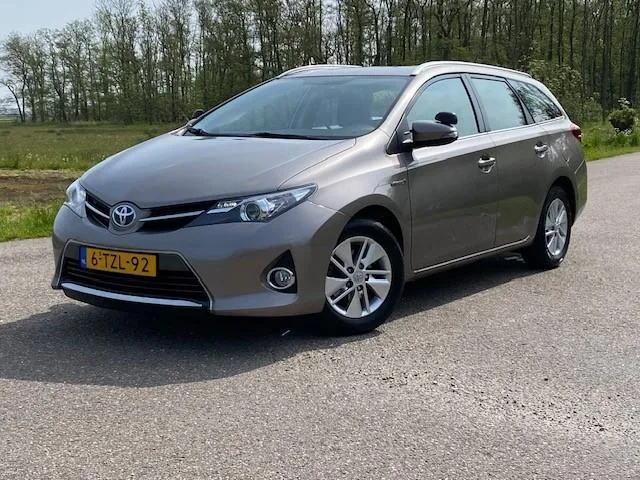 Toyota Auris (2014) — foto 1
