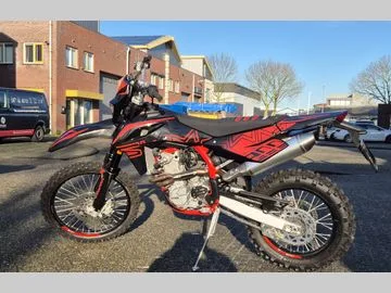 SWM RS 500 R (2025) — foto 1