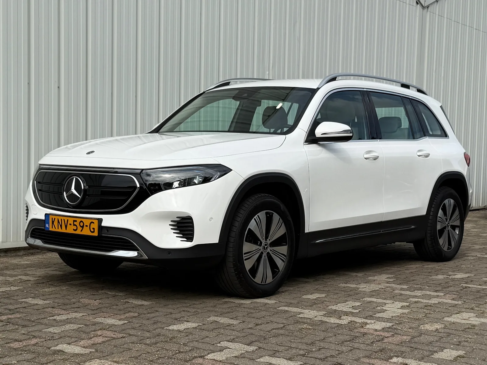 Mercedes-Benz EQB (2023) — foto 1