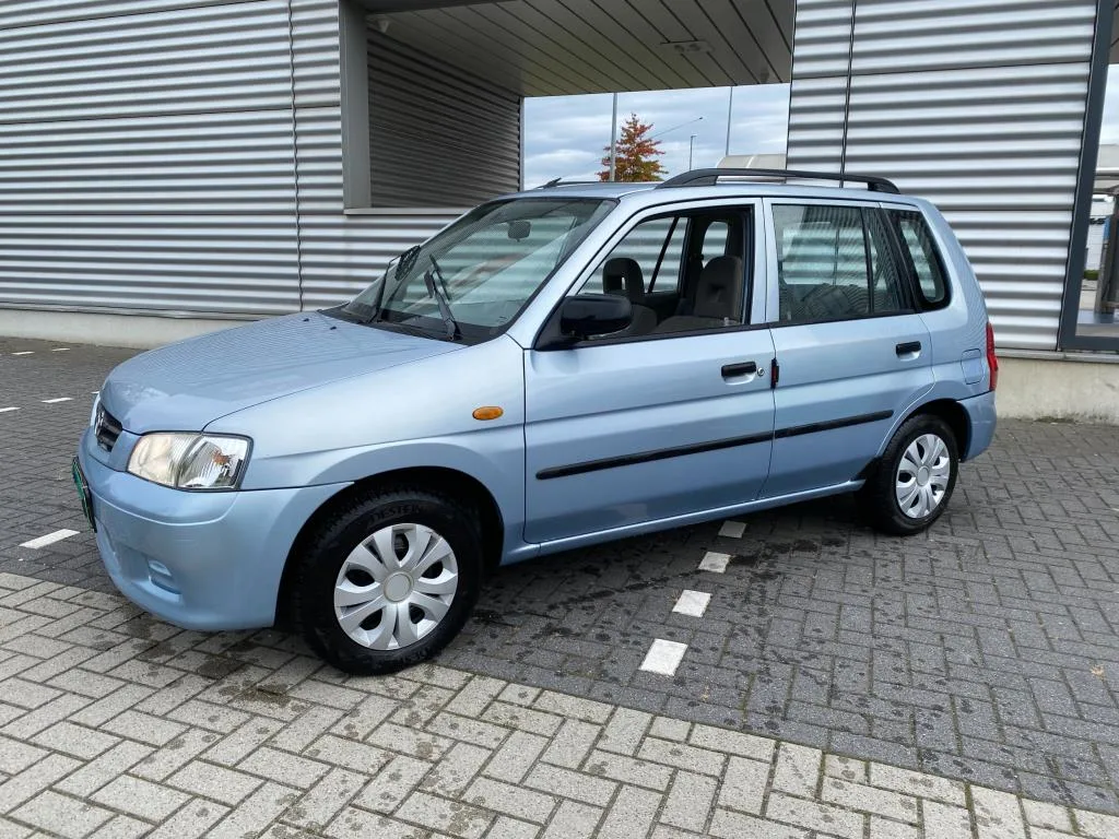 Mazda Demio (2001) — foto 1