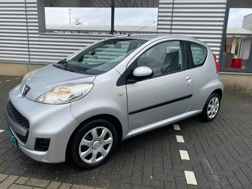 Peugeot 107 (2009) — foto 1