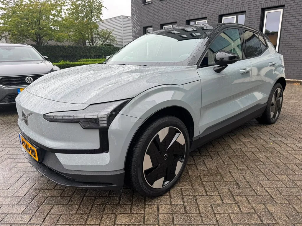 Volvo EX30 (2024) — foto 1