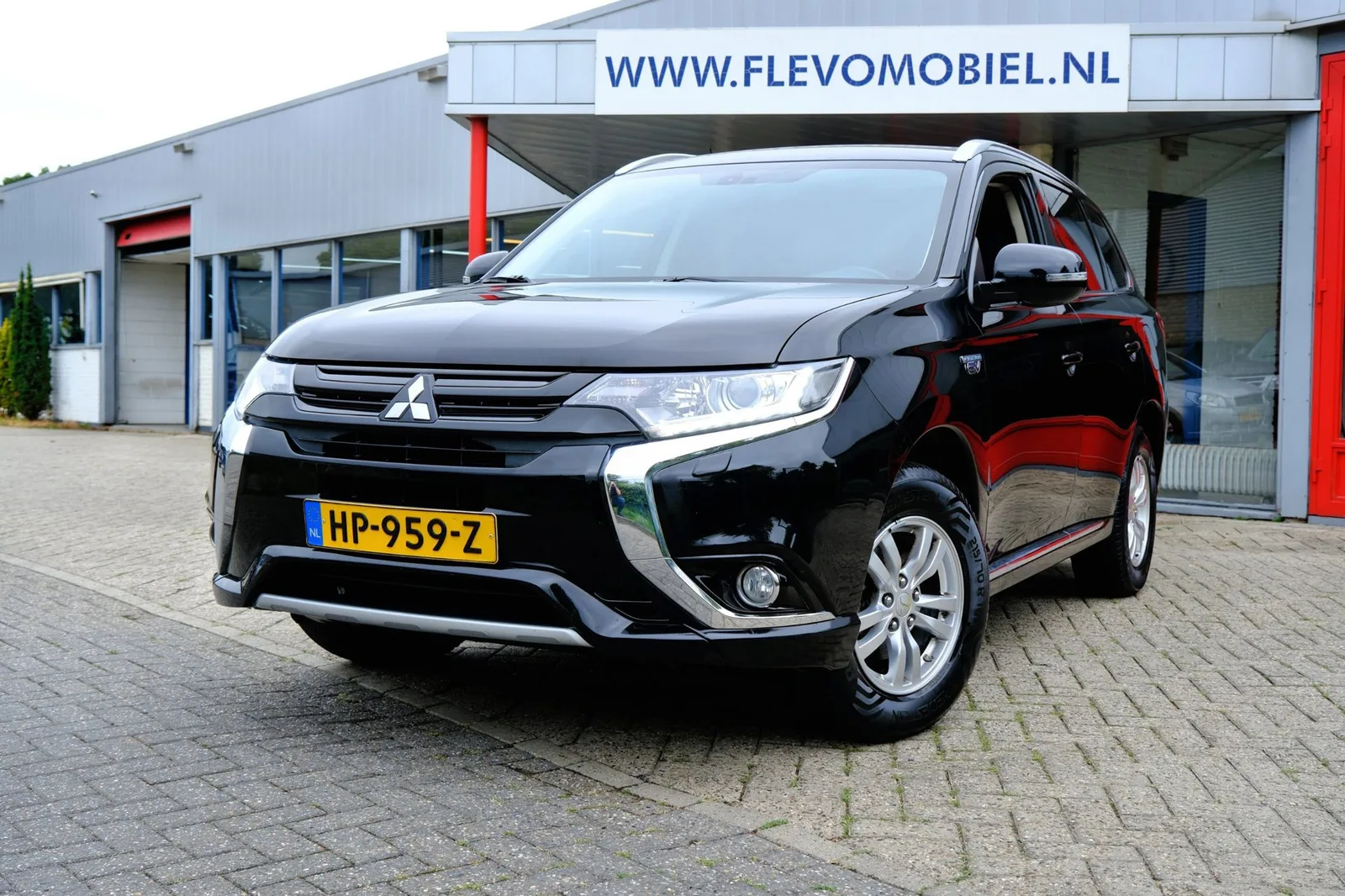 Mitsubishi Outlander (2015) — foto 1