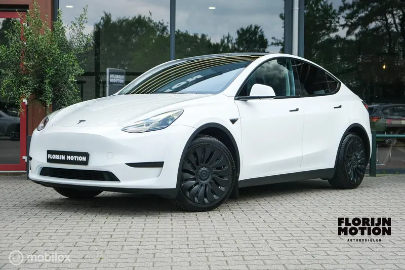 Tesla Model Y (2023)