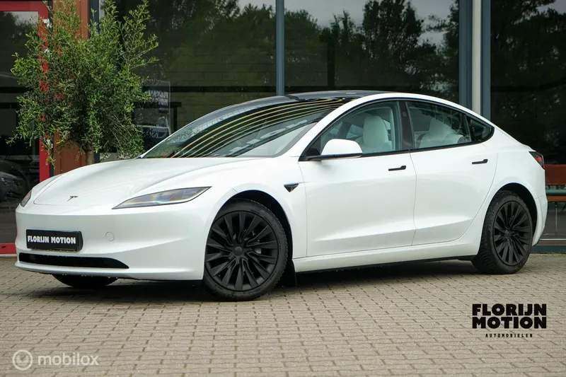 Tesla Model 3 (2023)