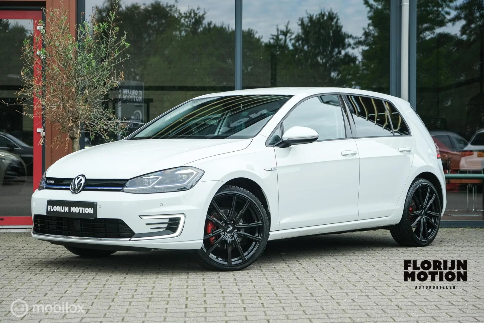 Volkswagen E-Golf (2019) — foto 1