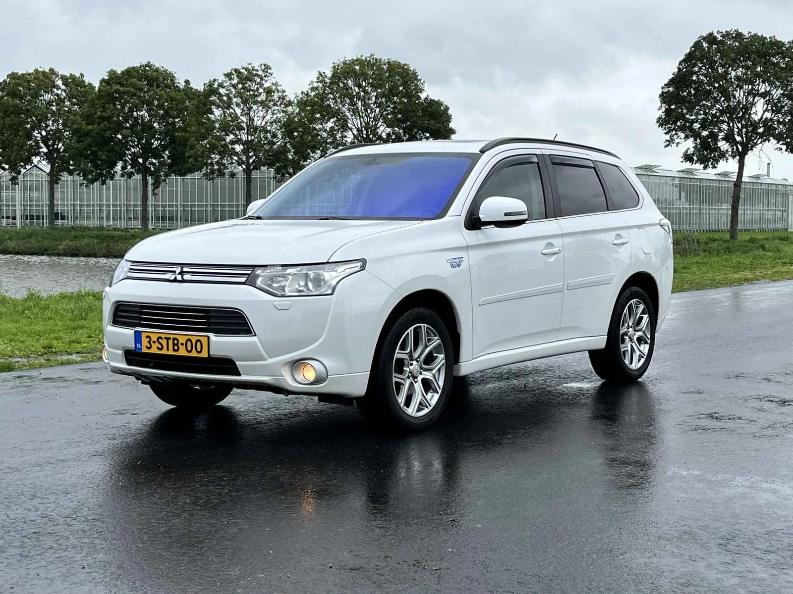 Mitsubishi Outlander (2013) — foto 1