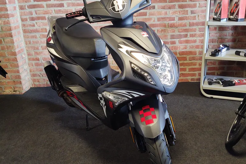 AGM R8 (2015)