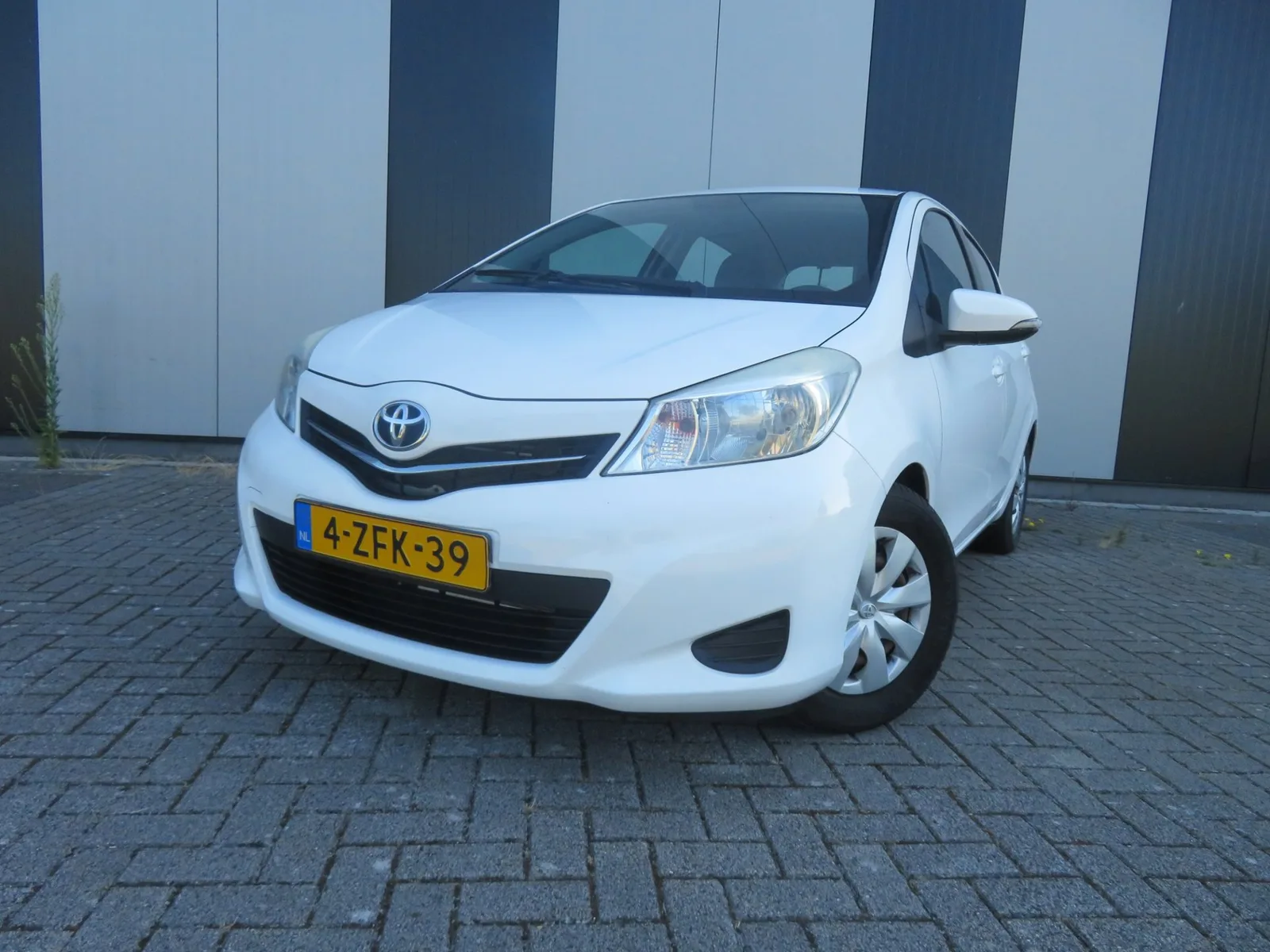 Toyota Yaris (2015) — foto 1