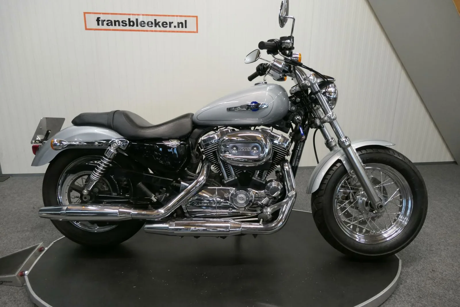Harley-Davidson Sportster 1200C (2011) — foto 1