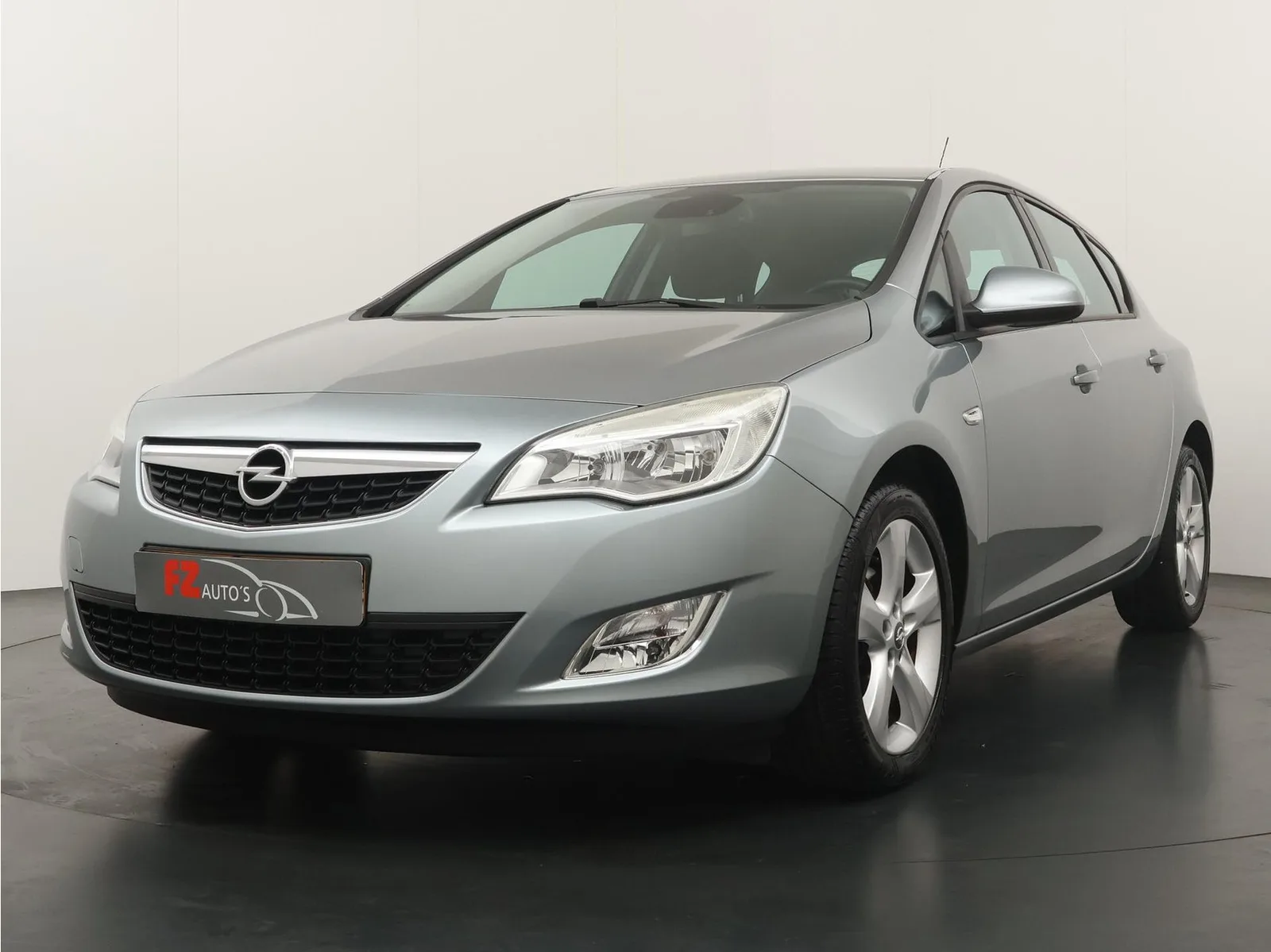 Opel Astra (2010) — foto 1