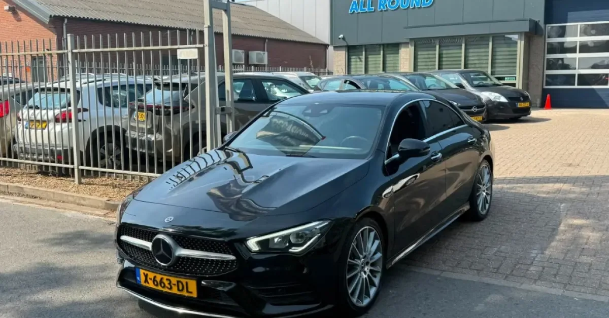 Mercedes-Benz 220 (2026) — foto 1