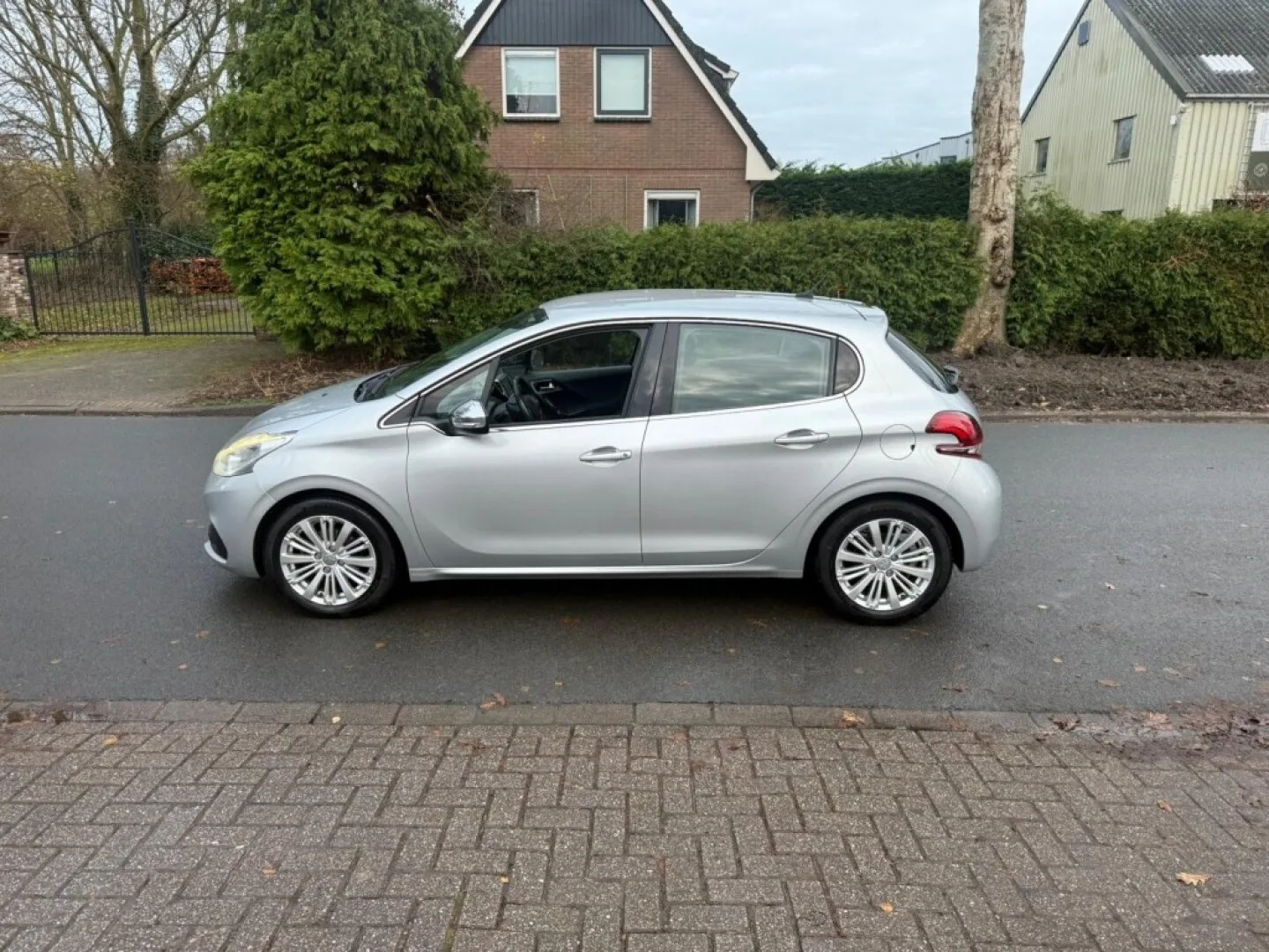 Peugeot 208 (2017) — foto 1