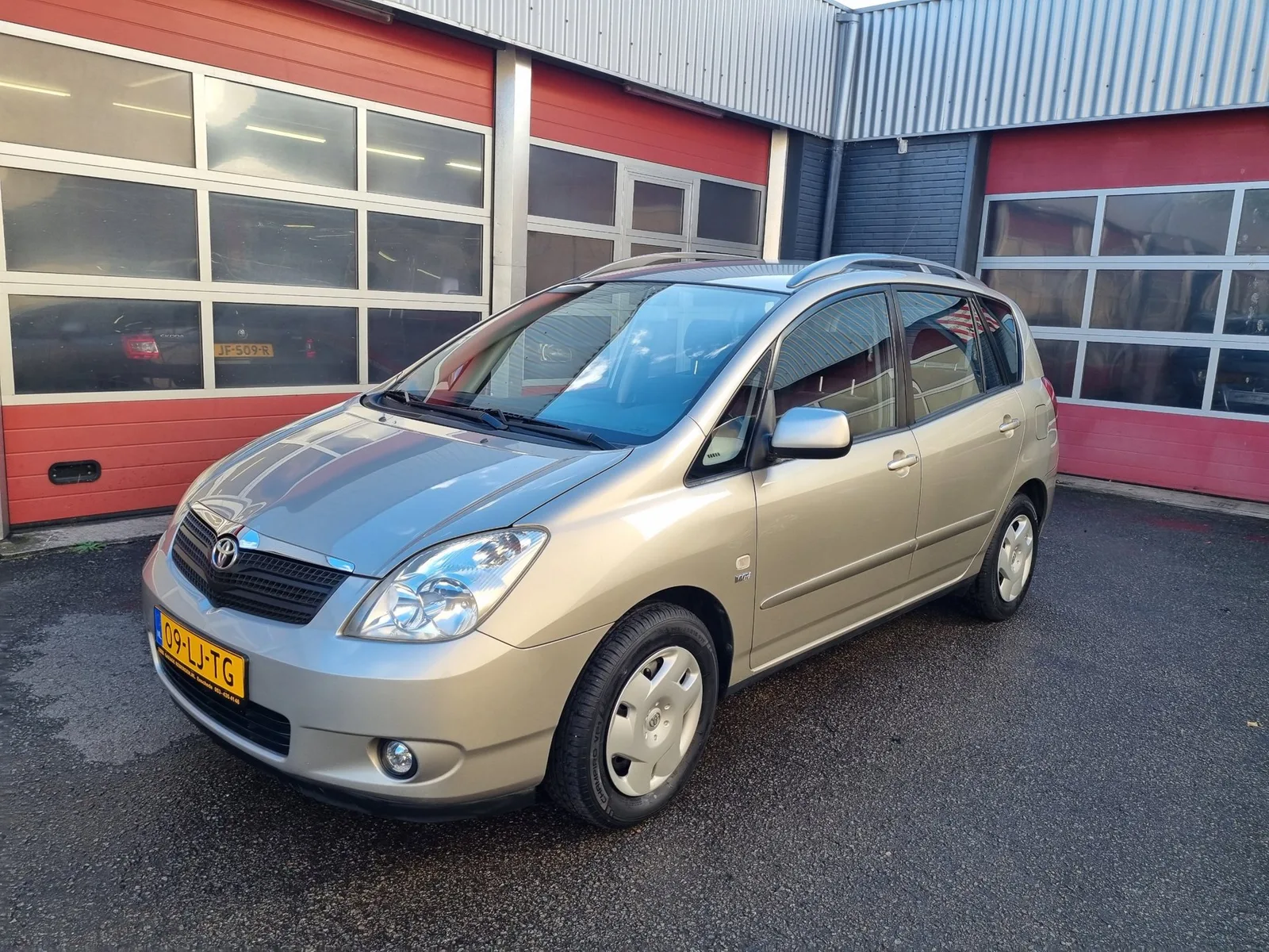 Toyota Corolla Verso (2003) — foto 1