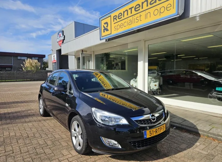 Opel Astra (2011) — foto 1