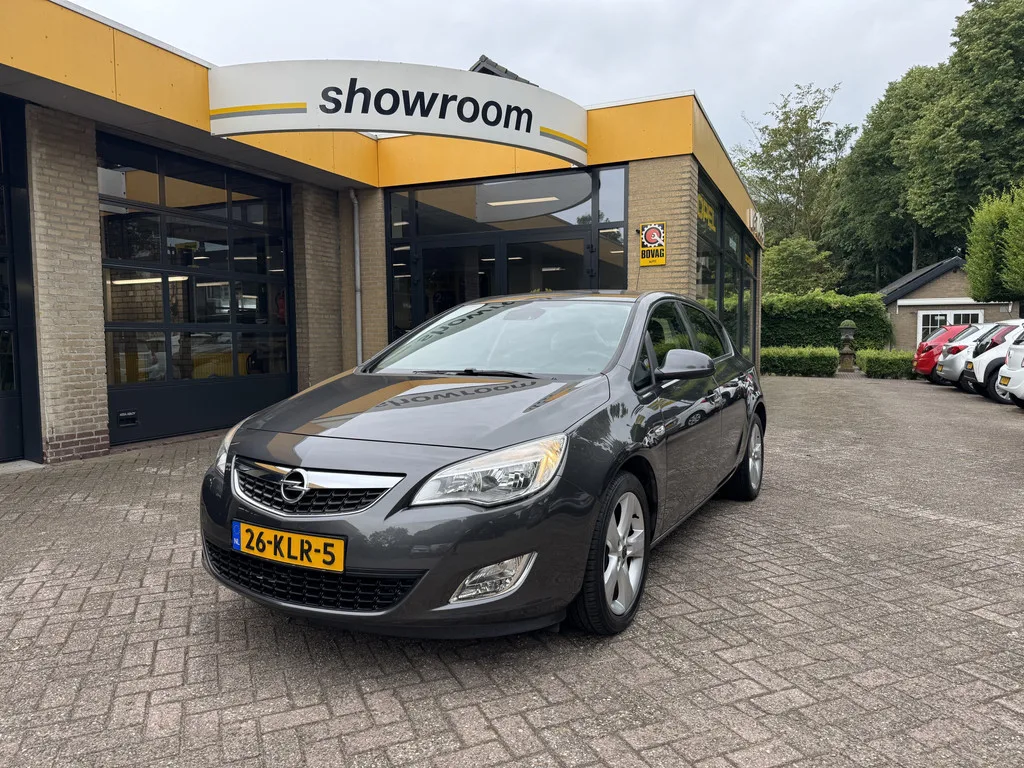 Opel Astra (2010) — foto 1