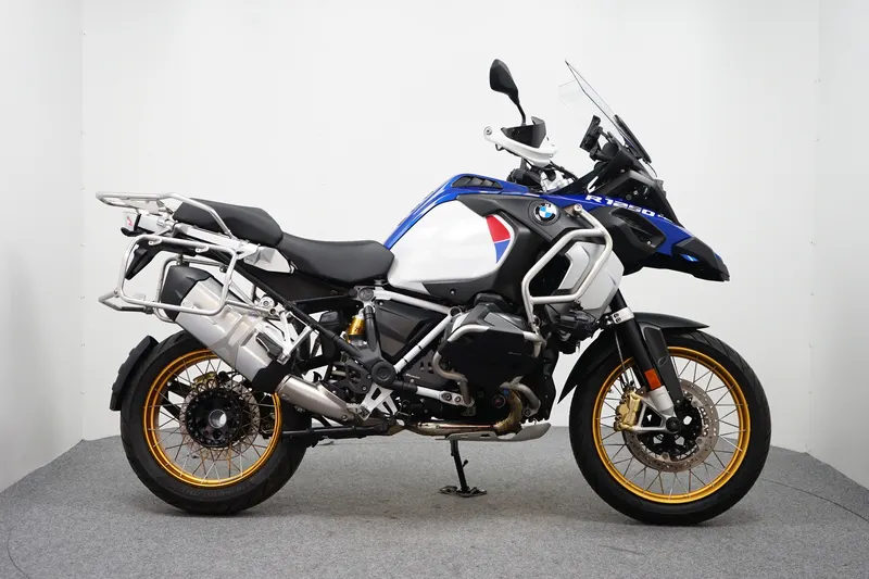 BMW R (2021)
