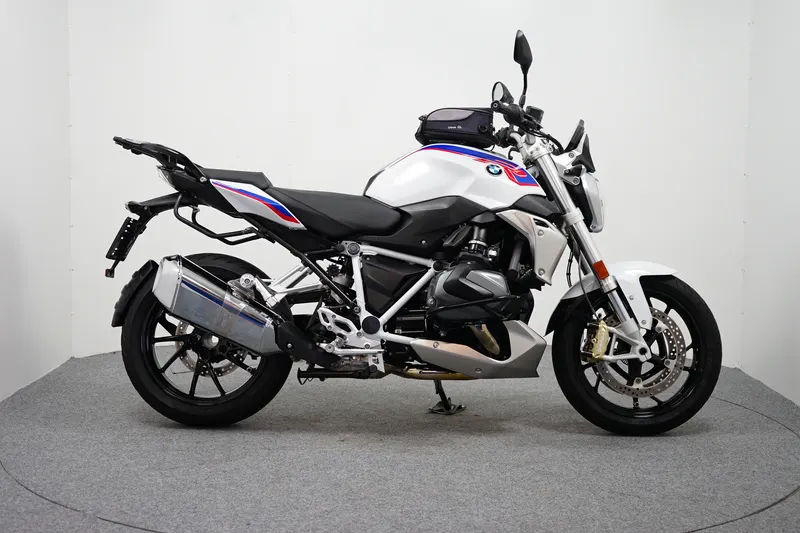 BMW R (2022)