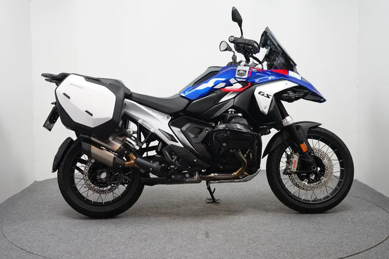 BMW R (2024)