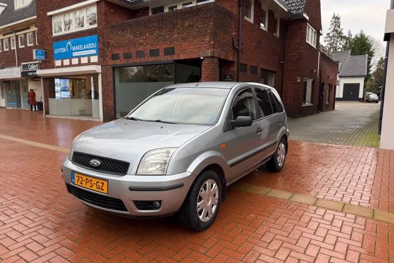 Ford Fusion (2004)