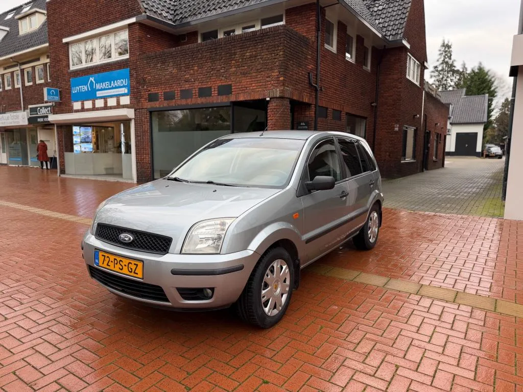 Ford Fusion (2004) — foto 1