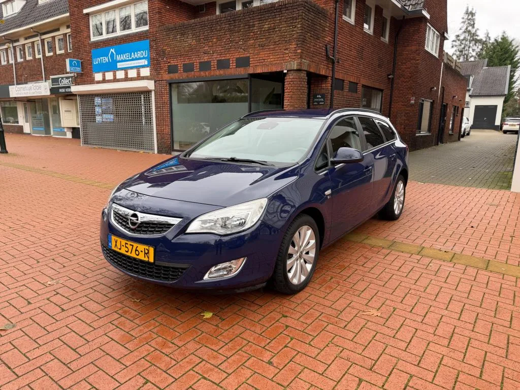 Opel Astra Sports Tourer (2012) — foto 1