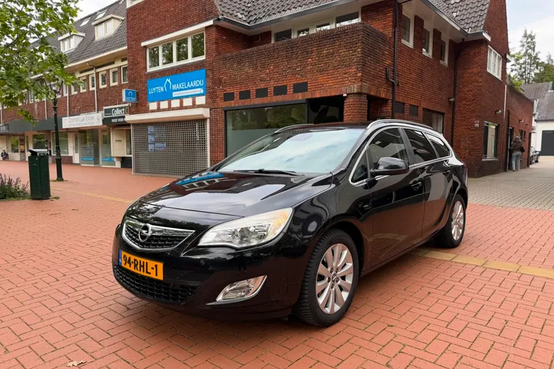 Opel Astra Sports Tourer (2011)