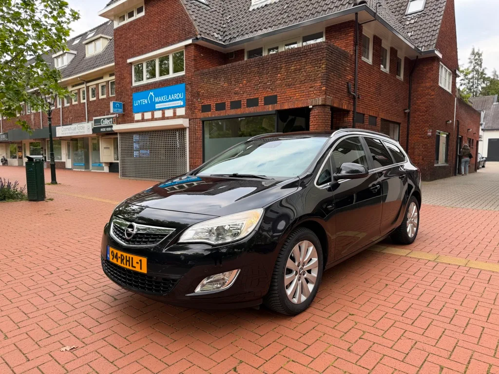 Opel Astra Sports Tourer (2011) — foto 1