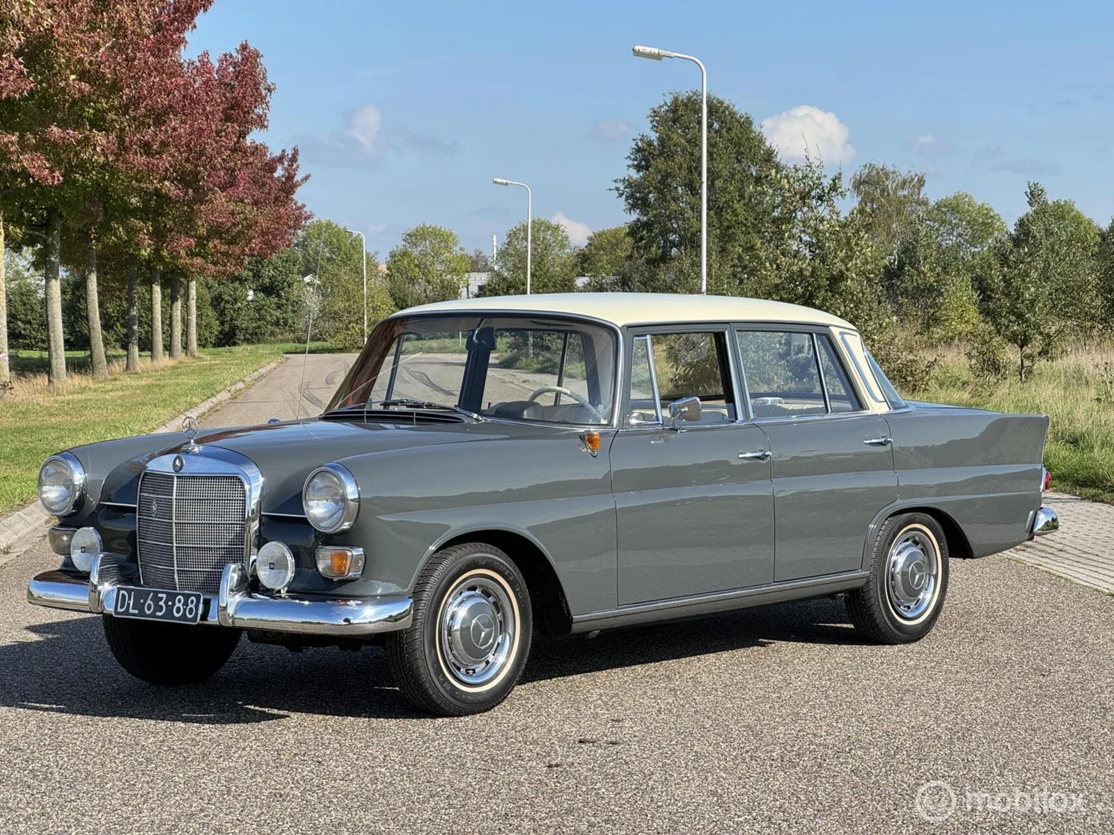 Mercedes-Benz 200-Serie (1965) — foto 1