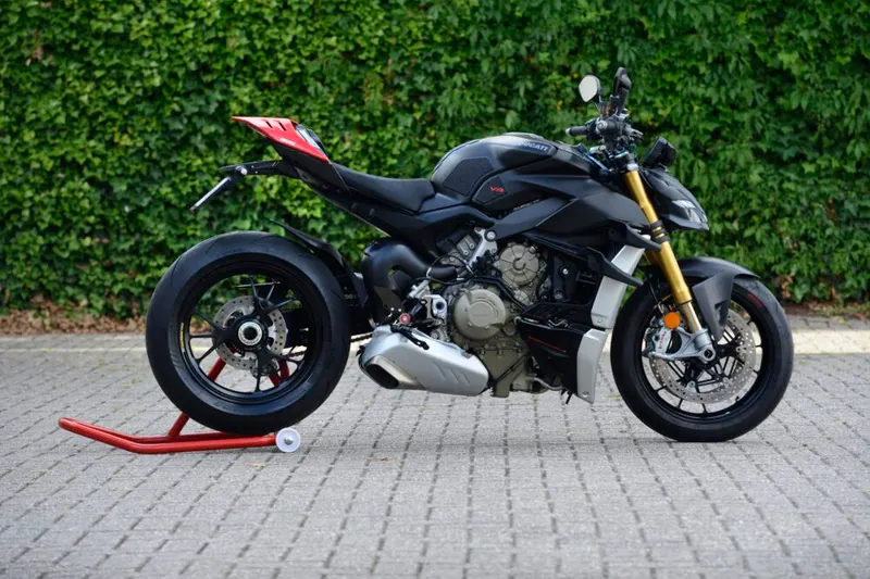 Ducati Streetfighter V4S (2023)