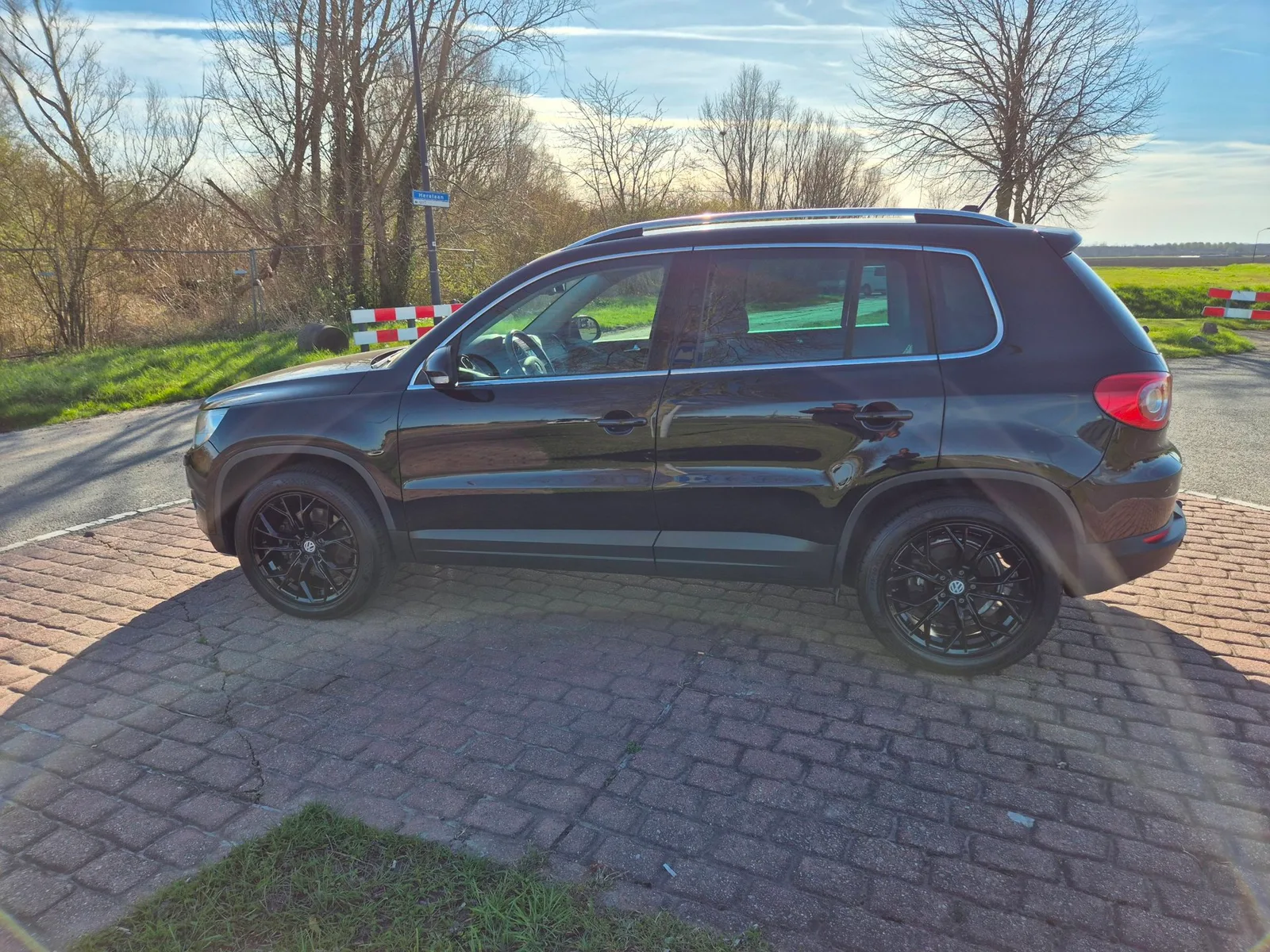 Volkswagen Tiguan (2010) — foto 1
