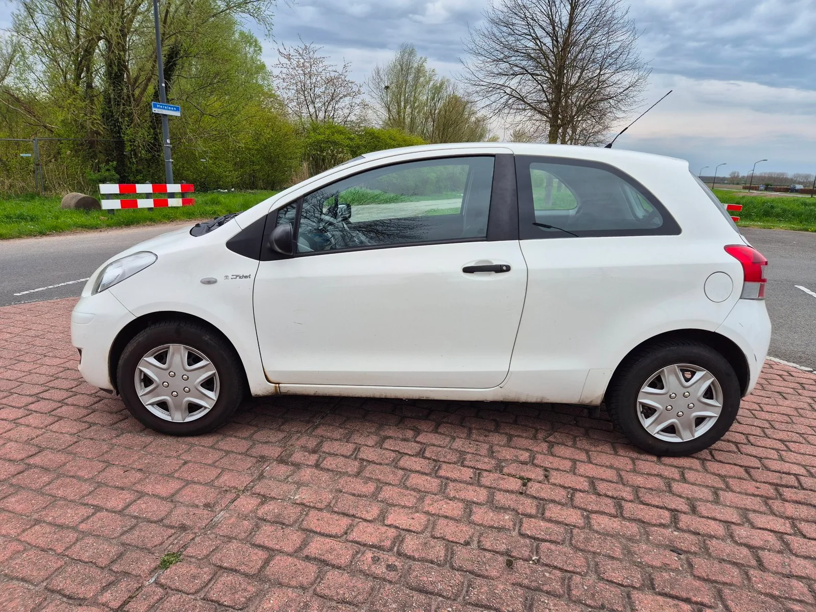 Toyota Yaris (2010) — foto 1